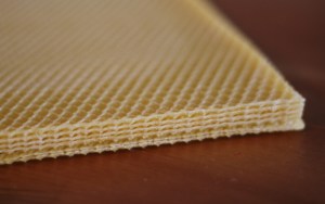 Bivoks klar til bruk. Om du ynskjer å kjøpe bivoks utan emballasje, ta kontakt med din lokale birøkter.