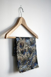 Bivokspapiret blir fort tørt. Det kan vere lurt å ta papiret av hengaren før det er heilt tørt for å unngå at voksen sett seg fast i hengaren.